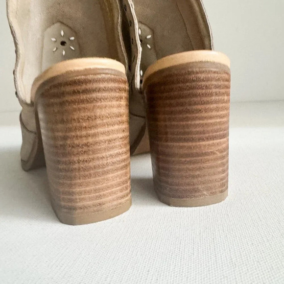 Sbicca Vintage Collection Suede Leather Light Beige Studded Slides 10 - Picture 5 of 13